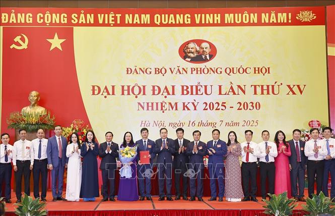 Chủ tịch Quốc hội Trần Thanh Mẫn với Ban Chấp hành Đảng bộ Văn phòng Quốc hội khóa XV, nhiệm kỳ 2025 -2030. Ảnh: Doãn Tấn - TTXVN
