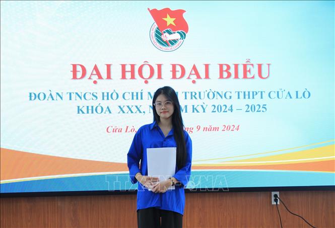Em Trần Nguyễn Yến Nhi (trường THPT Cửa Lò, Nghệ An) là thủ khoa khối C toàn quốc với 29,75 (Ngữ văn 9,75; Lịch sử 10; Địa lí 10). Ảnh: Bích Huệ - TTXVN