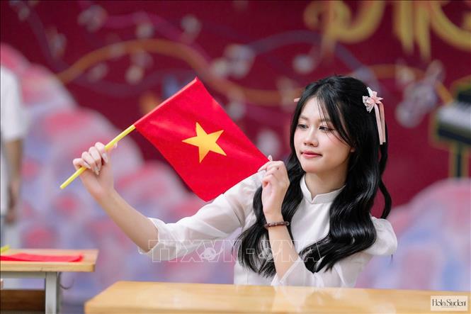 Em Trần Nguyễn Yến Nhi (trường THPT Cửa Lò, Nghệ An) là thủ khoa khối C toàn quốc với 29,75 điểm (Ngữ văn 9,75; Lịch sử 10; Địa lí 10). Ảnh: TTXVN phát