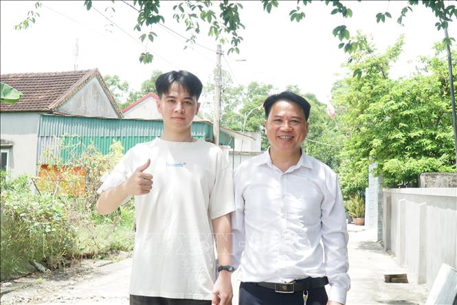 Em Lê Nguyên Thịnh (trường THPT chuyên Phan Bội Châu) thủ khoa Kỳ thi tốt nghiệp THPT của tỉnh Nghệ An với 38,75 điểm (Toán 10, Văn 9.25, Lý 9.75 và Hóa 9.75). Ảnh: Bích Huệ - TTXVN                           