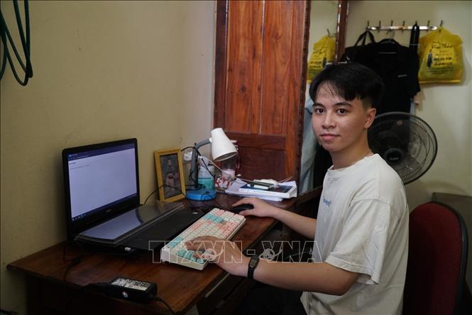 Em Lê Nguyên Thịnh (trường THPT chuyên Phan Bội Châu) thủ khoa Kỳ thi tốt nghiệp THPT của tỉnh Nghệ An với 38,75 điểm (Toán 10, Văn 9.25, Lý 9.75 và Hóa 9.75). Ảnh: Bích Huệ - TTXVN                          