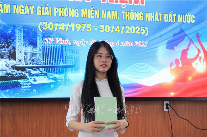 Chân dung em Trần Nguyễn Yến Nhi (Trường THPT Cửa Lò, Nghệ An) là thủ khoa khối C toàn quốc với 29,75 điểm ( Ngữ văn 9,75; Lịch sử 10; Địa lí 10). Ảnh: Bích Huệ - TTXVN
