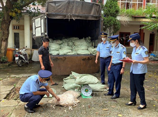 Lực lượng chức năng tỉnh Lạng Sơn phát hiện, thu giữ 3.180 túi xúc xích không rõ nguồn gốc xuất xứ. Ảnh: TTXVN phát