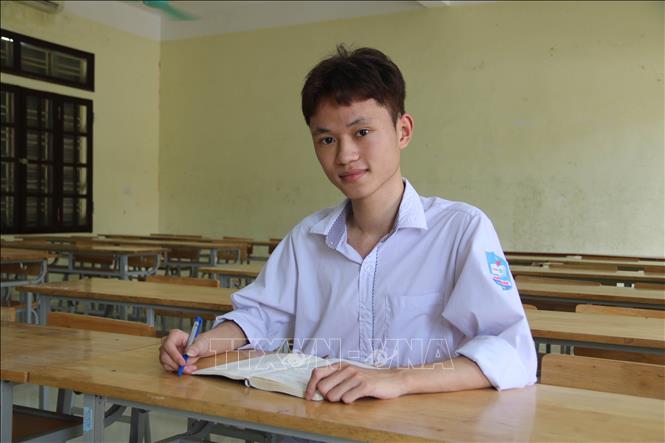 Em Trần Hữu Thịnh (lớp 12A1, trường THPT Hưng Nhân, tỉnh Hưng Yên) - một trong 8 thủ khoa tổ hợp A00 toàn quốc. Ảnh: Thu Hoài - TTXVN