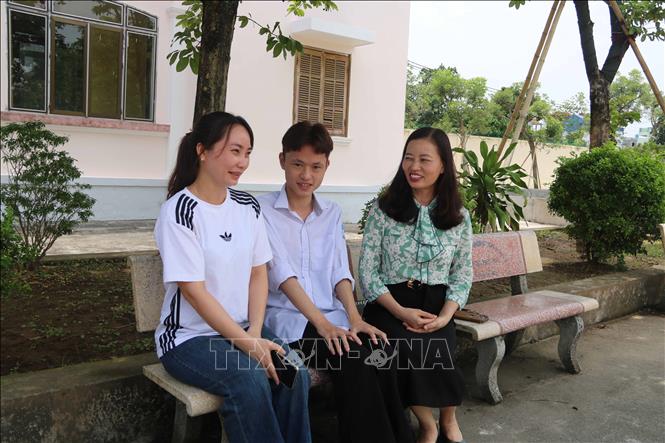 Em Trần Hữu Thịnh chia sẻ niềm vui sau khi giành vị trí thủ khoa tổ hợp A00 cùng các cô giáo trường THPT Hưng Nhân (tỉnh Hưng Yên). Ảnh: Thu Hoài - TTXVN 
