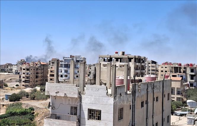 Khói bốc lên sau một cuộc không kích tại Sweida, Syria, ngày 15/7/2025. Ảnh: THX/TTXVN