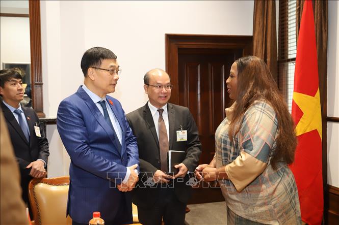 Chủ tịch Thượng viện (Hội đồng quốc gia các tỉnh) Nam Phi Refilwe Mtshweni-Tsipane chào mừng Phó Chủ tịch Quốc hội Vũ Hồng Thanh. Ảnh: Hồng Minh - PV TTXVN tại Nam Phi
