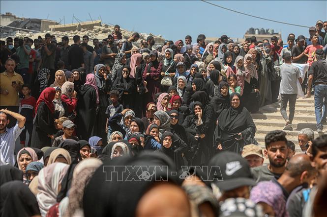 Người dân Palestine chờ được phát thực phẩm cứu trợ tại Gaza. Ảnh: THX/TTXVN