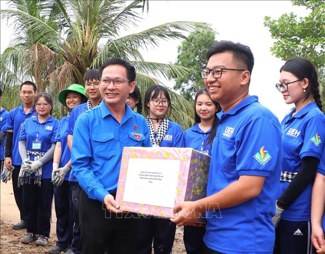 Bí thư Tỉnh đoàn Vĩnh Long Trần Trí Cường thăm, động viên các sinh viên tình nguyện đang tham gia chiến dịch Mùa hè xanh tại xã Cái Nhum, tỉnh Vĩnh Long. Ảnh: Lê Thúy Hằng – TTXVN