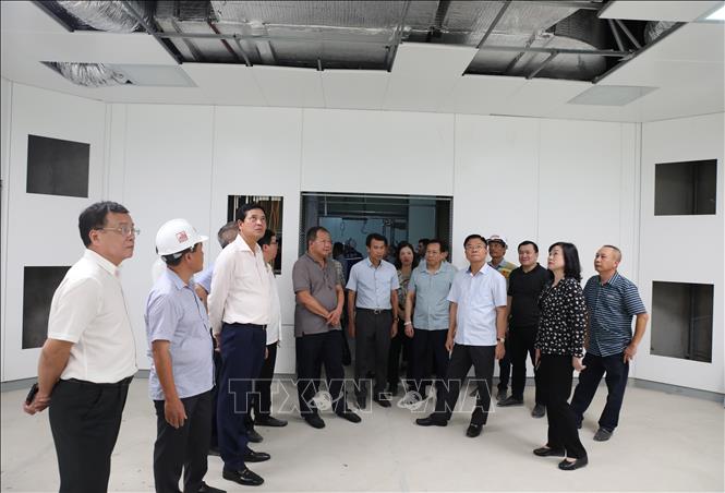Phó Thủ tướng Chính phủ Lê Thành Long kiểm tra thực tế tiến độ xây dựng Cơ sở 2 của Bệnh viện Bạch Mai và  Bệnh viện Hữu nghị Việt Đức tại Ninh Bình. Ảnh: Thanh Tuấn - TTXVN