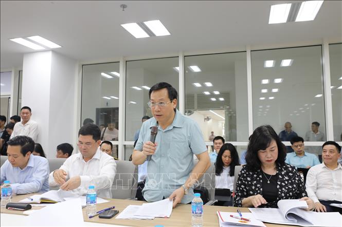 Đại diện Bộ Y tế báo cáo với đoàn công tác về tiến độ xây dựng Cơ sở 2 của Bệnh viện Bạch Mai và Bệnh viện Hữu nghị Việt Đức tại Ninh Bình. Ảnh: Thanh Tuấn - TTXVN