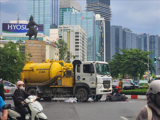 Hiện trường vụ tai nạn khiến 1 phụ nữ tử vong tại vòng xoay Công trường Mê Linh. Ảnh: Linh Sơn- TTXVN 