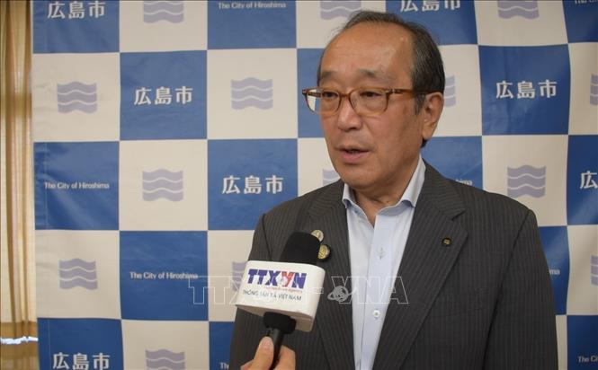 Thị trưởng Hiroshima, ông Kazumi Matsui trả lời phỏng vấn của phóng viên TTXVN. Ảnh: Nguyễn Tuyến – Pv TTXVN tại Nhật Bản