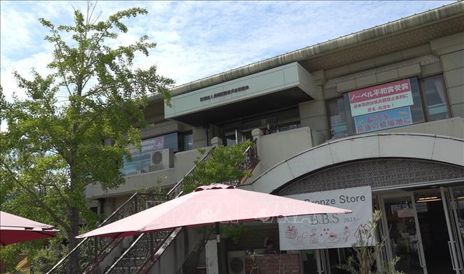 Trụ sở của Liên đoàn các tổ chức nạn nhân bom nguyên tử Nhật Bản (Nihon Hidankyo) tại thành phố Nagasaki với thông điệp kêu gọi chính phủ Nhật Bản tham gia Hiệp ước cấm vũ khí hạt nhân. Ảnh: Nguyễn Tuyến – Pv TTXVN tại Nhật Bản