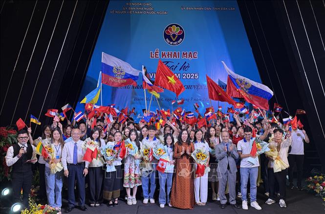 Lãnh đạo Bộ Ngoại giao và UBND tỉnh Đắk Lắk tặng hoa chúc mừng các sinh viên kiều bào. Ảnh: Tường Quân - TTXVN