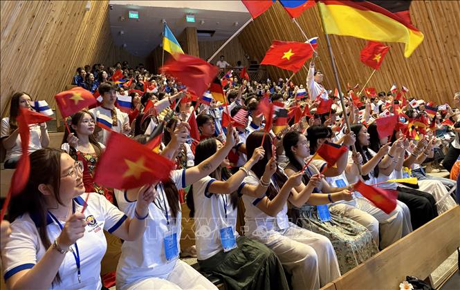 Sinh viên kiều bào hào hứng tham dự buổi lễ khai mạc. Ảnh: Tường Quân - TTXVN