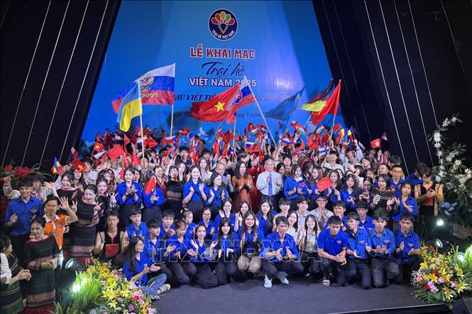 Sinh viên kiều bào giao lưu cùng các bạn đoàn viên thanh niên tỉnh Đắk Lắk. Ảnh: Tường Quân - TTXVN