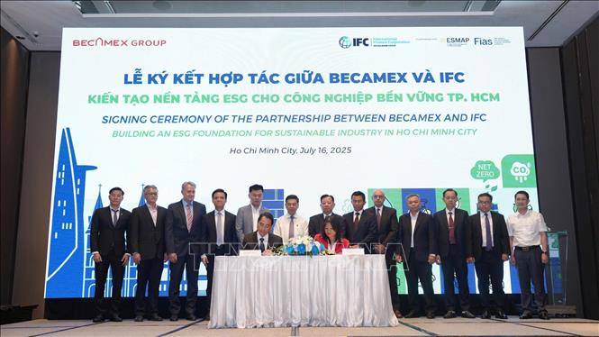 Ông Nguyễn Hoàn Vũ ( bên trái), Tổng Giám đốc Tập đoàn Becamex đại diện ký kết cùng bà Diep Nguyen Van-Houtte, Giám đốc Cấp cao toàn cầu, Ban Kinh doanh khí hậu của IFC. Ảnh: Nguyễn Văn Việt - TTXVN
