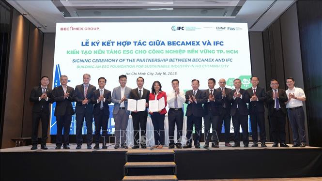 Ông Nguyễn Hoàn Vũ ( bên trái), Tổng Giám đốc Tập đoàn Becamex đại diện ký kết cùng bà Diep Nguyen Van-Houtte, Giám đốc Cấp cao toàn cầu, Ban Kinh doanh khí hậu của IFC. Ảnh: Nguyễn Văn Việt - TTXVN