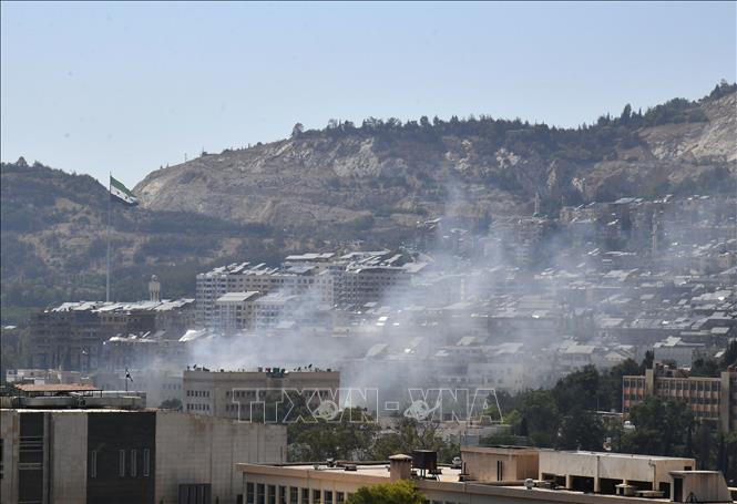Khói bốc lên sau một cuộc không kích tại Damascus, Syria, ngày 16/7/2025. Ảnh: THX/TTXVN