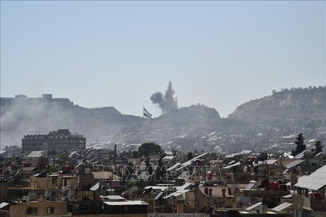 Khói bốc lên sau một cuộc không kích tại Damascus, Syria, ngày 16/7/2025. Ảnh: THX/TTXVN
