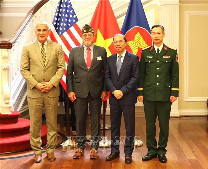 Giám đốc DPAA Kelly McKeague (ngoài cùng bên trái) chụp ảnh chung với Đại sứ Việt Nam tại Mỹ Nguyễn Quốc Dũng (thứ hai từ bên phải) tại một buổi lễ trao nhận kỷ vật chiến tranh ở Washington D.C ngày 15/7/2025. Ảnh: Ngọc Quang, PV TTXVN tại Washington