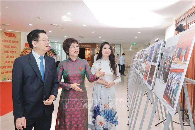 Bí thư Đảng ủy, Tổng giám đốc TTXVN Vũ Việt Trang giới thiệu với Phó Thủ tướng Mai Văn Chính trưng bày ảnh về các hoạt động của Đảng bộ TTXVN nhiệm kỳ 2020 - 2025. Ảnh: Minh Quyết - TTXVN