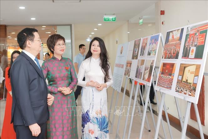 Bí thư Đảng ủy, Tổng giám đốc TTXVN Vũ Việt Trang giới thiệu với Phó Thủ tướng Mai Văn Chính trưng bày ảnh về các hoạt động của Đảng bộ TTXVN nhiệm kỳ 2020 - 2025. Ảnh: Minh Quyết - 