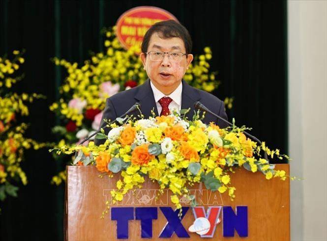 Phó Bí thư thường trực Đảng ủy, Phó Tổng Giám đốc TTXVN Nguyễn Tuấn Hùng đọc báo cáo thẩm tra tư cách đại biểu. Ảnh: Minh Đức – TTXVN