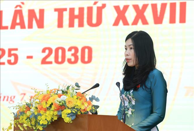 Phó Bí thư Đảng uỷ chuyên trách Đỗ Thị Trang phát biểu. Ảnh: Tuấn Anh - TTXVN