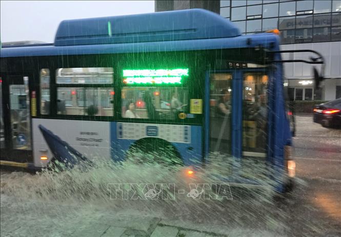Tuyến phố bị ngập sau những trận mưa lớn tại Seoul, Hàn Quốc, ngày 17/7/2025. Ảnh: Yonhap/TTXVN