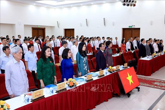 Các đại biểu thực hiện nghi thức chào cờ. Ảnh: Tuấn Anh - TTXVN