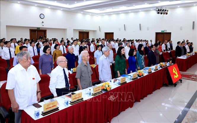Các đại biểu thực hiện nghi thức chào cờ. Ảnh: Tuấn Anh - TTXVN