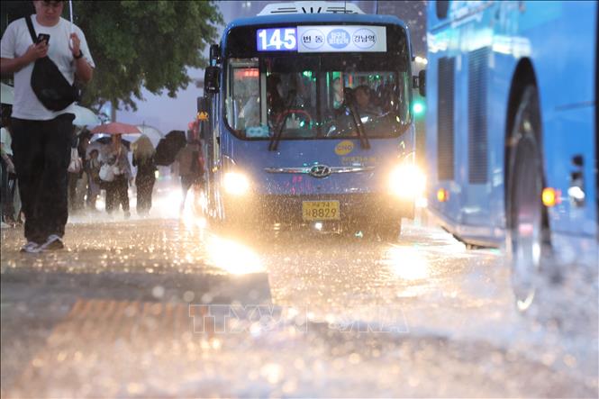 Mưa lớn tại Seoul, Hàn Quốc, ngày 16/7/2025. Ảnh: Yonhap/TTXVN
