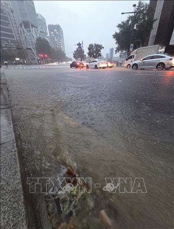 Tuyến phố bị ngập sau những trận mưa lớn tại Seoul, Hàn Quốc, ngày 17/7/2025. Ảnh: Yonhap/TTXVN