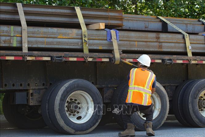 Công nhân làm việc tại một cơ sở cung cấp thép ở Delta, British Columbia, Canada. Ảnh: THX/TTXVN