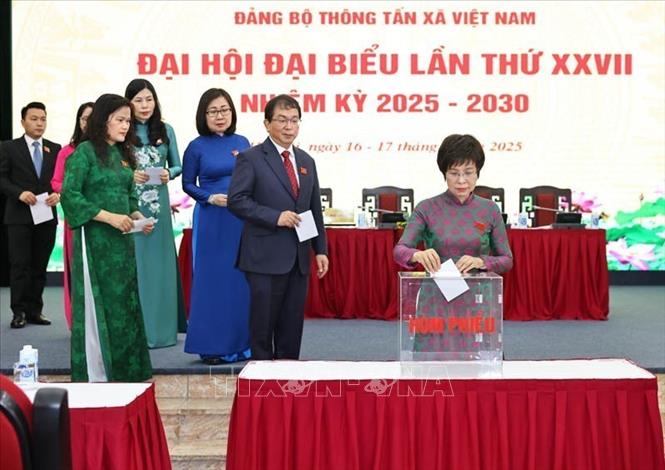 Đại biểu bỏ phiếu bầu Ban Chấp hành Đảng bộ TTXVN khóa 27, nhiệm kỳ 2025 - 2030. Ảnh: Minh Đức - TTXVN