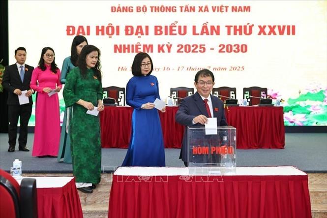Đại biểu bỏ phiếu bầu Ban Chấp hành Đảng bộ TTXVN khóa 27, nhiệm kỳ 2025 - 2030. Ảnh: Minh Đức - TTXVN