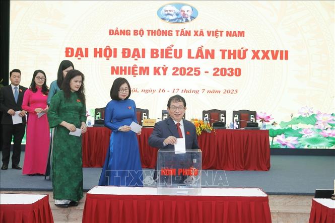 Đại biểu bỏ phiếu bầu Ban Chấp hành Đảng bộ TTXVN khóa 27, nhiệm kỳ 2025 - 2030. Ảnh: Minh Quyết - TTXVN