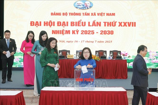 Đại biểu bỏ phiếu bầu Ban Chấp hành Đảng bộ TTXVN khóa 27, nhiệm kỳ 2025 - 2030. Ảnh: Minh Quyết - TTXVN