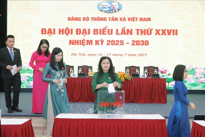 Đại biểu bỏ phiếu bầu Ban Chấp hành Đảng bộ TTXVN khóa 27, nhiệm kỳ 2025 - 2030. Ảnh: Minh Quyết - TTXVN