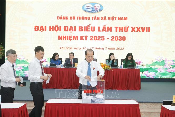 Đại biểu bỏ phiếu bầu Ban Chấp hành Đảng bộ TTXVN khóa 27, nhiệm kỳ 2025 - 2030. Ảnh: Minh Quyết - TTXVN