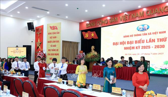 Đại biểu bầu Ban Chấp hành Đảng bộ TTXVN khóa 27, nhiệm kỳ 2025 - 2030. Ảnh: Tuấn Anh - TTXVN