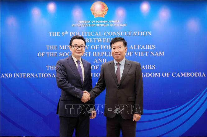 Thứ trưởng Bộ Ngoại giao Nguyễn Mạnh Cường và Quốc Vụ khanh Bộ Ngoại giao và Hợp tác quốc tế Campuchia Ung Rachana. Ảnh: An Đăng - TTXVN