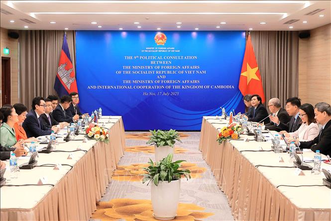 Thứ trưởng Bộ Ngoại giao Nguyễn Mạnh Cường và Quốc Vụ khanh Bộ Ngoại giao và Hợp tác quốc tế Campuchia Ung Rachana đồng chủ trì cuộc Tham khảo chính trị lần thứ 9 giữa hai Bộ Ngoại giao Việt Nam - Campuchia. Ảnh:  An Đăng - TTXVN