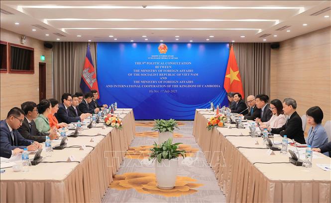 Thứ trưởng Bộ Ngoại giao Nguyễn Mạnh Cường và Quốc Vụ khanh Bộ Ngoại giao và Hợp tác quốc tế Campuchia Ung Rachana đồng chủ trì cuộc Tham khảo chính trị lần thứ 9 giữa hai Bộ Ngoại giao Việt Nam - Campuchia. Ảnh:  An Đăng - TTXVN