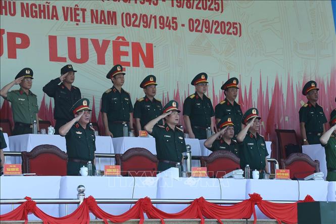  Đại tướng Nguyễn Tân Cương, Ủy viên Trung ương Đảng, Tổng Tham mưu trưởng, Thứ trưởng Bộ Quốc phòng dự và chỉ đạo Tổng hợp luyện. Ảnh: Trọng Đức - TTXVN