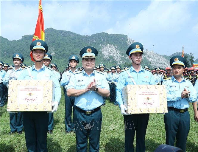 Lãnh đạo Quân chủng Phòng không  - Không quân chúc mừng, động viên khối sĩ quan Quân chủng PKKQ. Ảnh: Trọng Đức - TTXVN