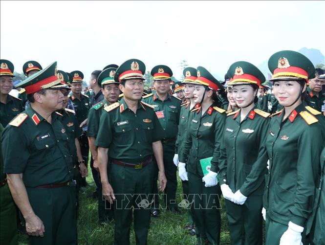 Đại tướng  Nguyễn Tân Cương, Ủy viên Trung ương Đảng, Tổng Tham mưu trưởng, Thứ trưởng Bộ Quốc phòng chúc mừng, động viên các khối tham gia Tổng hợp luyện. Ảnh: Trọng Đức - TTXVN