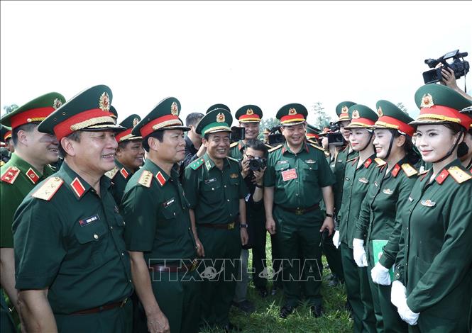 Đại tướng  Nguyễn Tân Cương, Ủy viên Trung ương Đảng, Tổng Tham mưu trưởng, Thứ trưởng Bộ Quốc phòng chúc mừng, động viên các khối tham gia Tổng hợp luyện. Ảnh: Trọng Đức - TTXVN